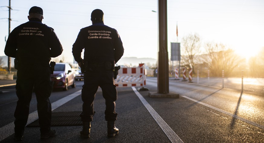 Schweizer Grenzwaechter, am Grenzuebergang zwischen Au in der Schweiz und dem oesterreichischen Lustenau, am Montag, 16. Maerz 2020, in Au. Oesterreich hatte eine Verschaerfung der Grenzkontrollen in  ...