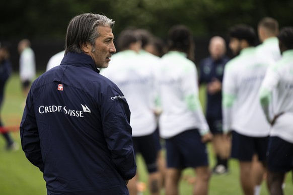 Trainer Murat Yakin im Training der Schweizer Fussball Nationalmannschaft, am Montag, 30. Mai 2022, in Bad Ragaz. Die Nationalmannschaft ist vor Ort im Trainingslager. (KEYSTONE/Gian Ehrenzeller).