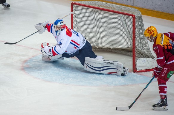 Le Topscorer lausannois Dustin Jeffrey, droite, marque le 1er but face au le gardien zuerichois Lukas Flueeler, lors de la rencontre du championnat suisse de hockey sur glace de National League A (LNA ...