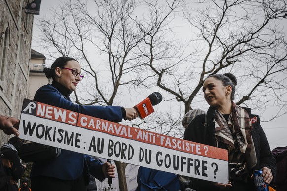 Des manifestants prennent part a la deuxieme edition du carnaval populaire et deter contre la montee du fascisme, ce samedi 28 mars 2026 a Lausanne. (KEYSTONE/Gabriel Monnet)