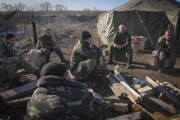 Endlich einmal Pause. Ukrainische Einsatzkräfte bei Donezk.