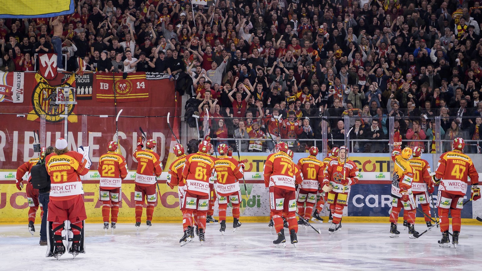 EHC Biel fans jubeln nach dem Sieg (3-2) mit EHC Biel Spieler, im zweiten Eishockey Playoff-Halbfinalspiel der National League zwischen dem EHC Biel und dem SC Bern, am Donnerstag, 28. Maerz 2019, in  ...