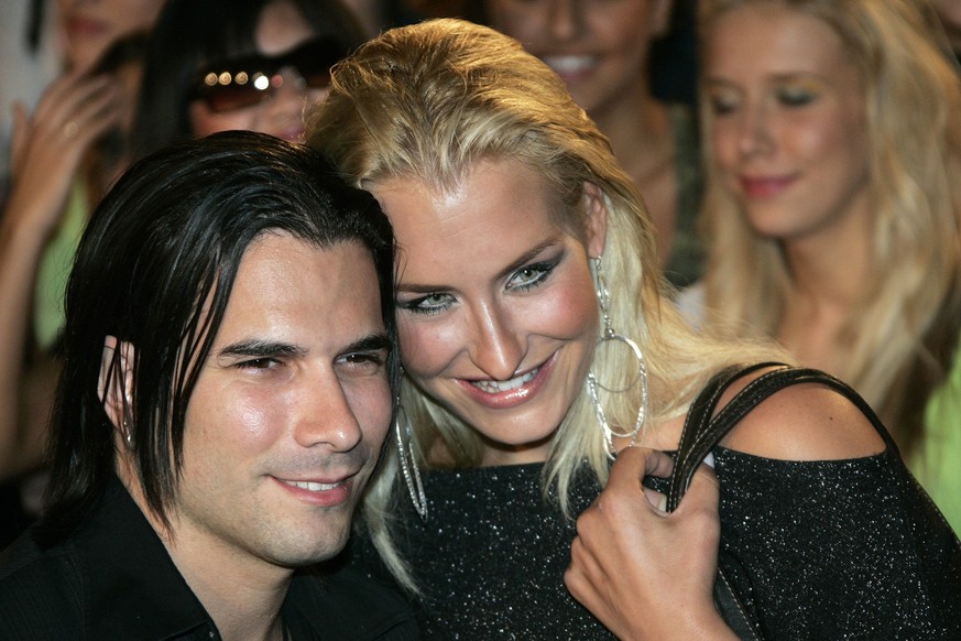 Marc Terenzi und Saengerin Sarah Connor, rechts, posieren am Samsag, 21. Oktober 2006 in Hamburg zur Show "50 Jahre Bravo" auf dem roten Teppich. Deutschlands bekannteste Jugendzeitschrift & ...