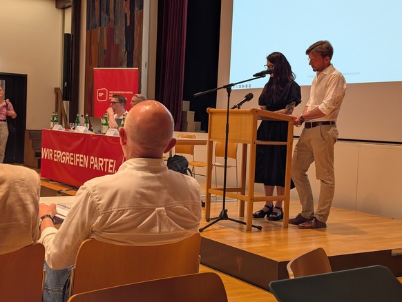 Daniel Jositsch wartet auf seinen Auftritt, in dem er für eine weitere Amtszeit als Ständerat werben wird.