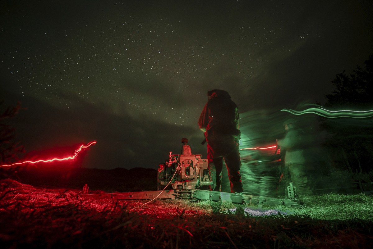 Ukrainian servicemen prepare 122mm artillery cannon before firing towards Russian positions in Kherson region, Ukraine, Sunday Oct. 27, 2024. (AP Photo/Marko Ivkov)