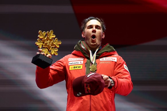 epa11884844 Gold medalist Franjo von Allmen of Switzerland celebrates during the award ceremony of the Men&#039;s Downhill race at the FIS Alpine Skiing World Championships in Saalbach Hinterglemm, Au ...