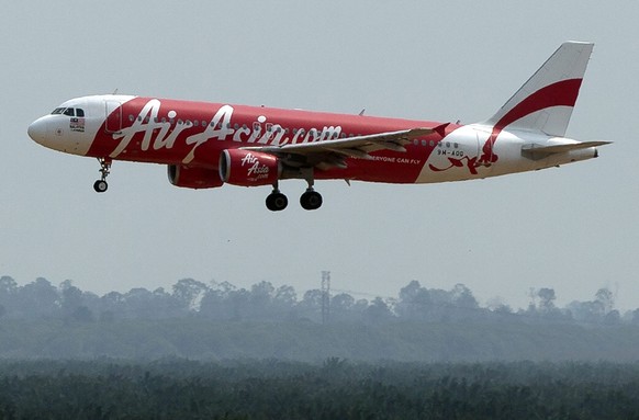 Ein Airbus A320 der AirAsia beim Landeanflug auf Kuala Lumpur.