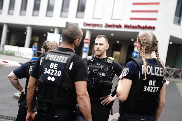 22.08.2020, Berlin: Polizeibeamte stehen vor der Einfahrt zur Charite. Hier wird der russische Oppositionellen Nawalny erwartet. Der moeglicherweise vergiftete Kremlkritiker ist laut seiner Sprecherin ...