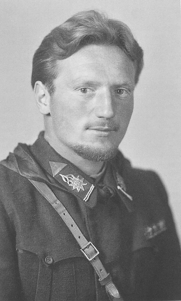 Partisanenkommandant Armando Arca Calzavara konnte seine Englischkenntnisse gewinnbringend einsetzen.
https://www.repubblicadellossola.it/repubblica_ossola/index.php/protagonisti/partigiani/154-armand ...