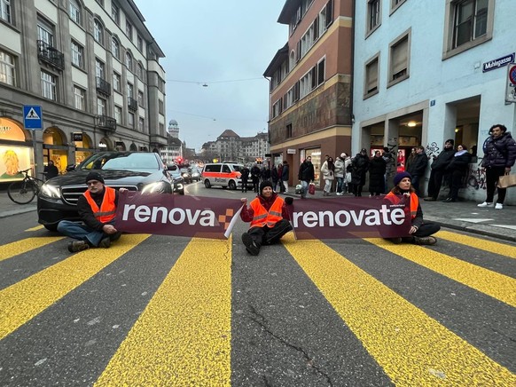 Aktivisten von Renovate Switzerland in Zürich.