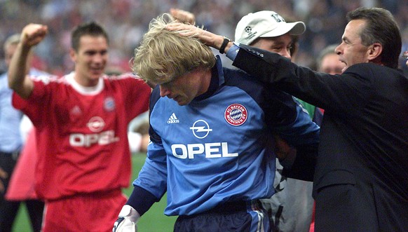 Bayern Munich&#039;s coach Ottmar Hitzfeld (R) congratulates goalkeeper Oliver Kahn after winning the Champions League final at the San Siro Stadium in Milan, May 23, 2001. Bayern Munich won the Europ ...