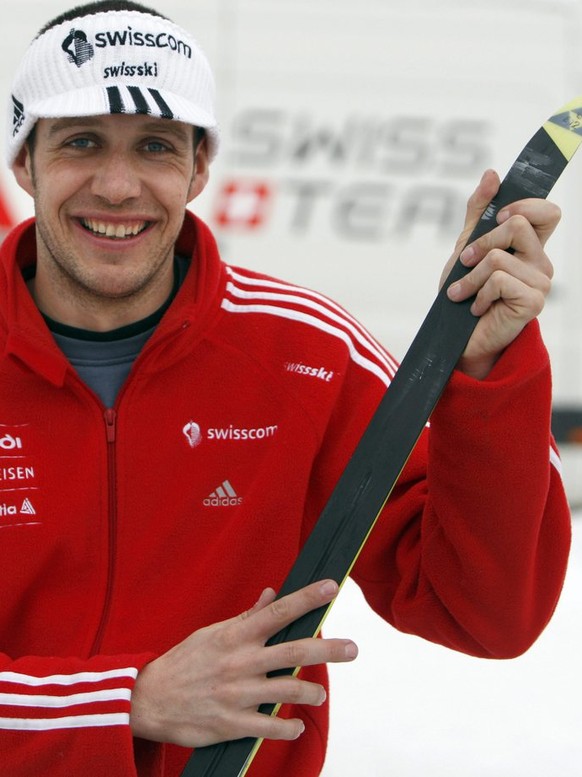 Roger Wachs, Servicetechniker fuer die Schweizer Langlaeufer, kontrolliert einen Ski am Montag, 23. Februar 2009 in Vesec, an den FIS Nordic World Ski Championships 2009 in Liberec, Tschechien. (KEYST ...
