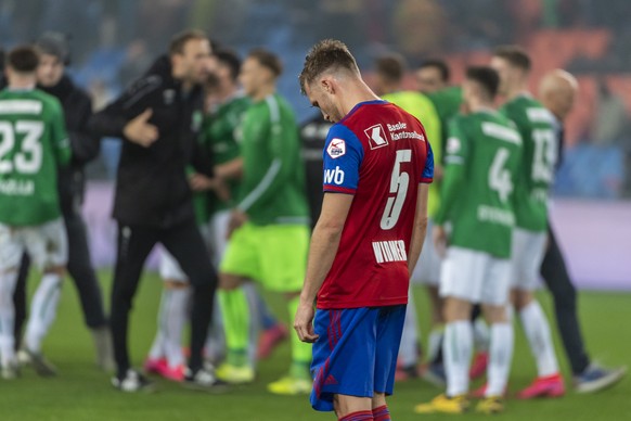 Die St. Galler freuen sich waehrend Basels Silvan Widmer, vorne, enttaeuscht auf dem Platz steht nach dem Fussball Meisterschaftsspiel der Super League zwischen dem FC Basel 1893 und dem FC St. Gallen ...