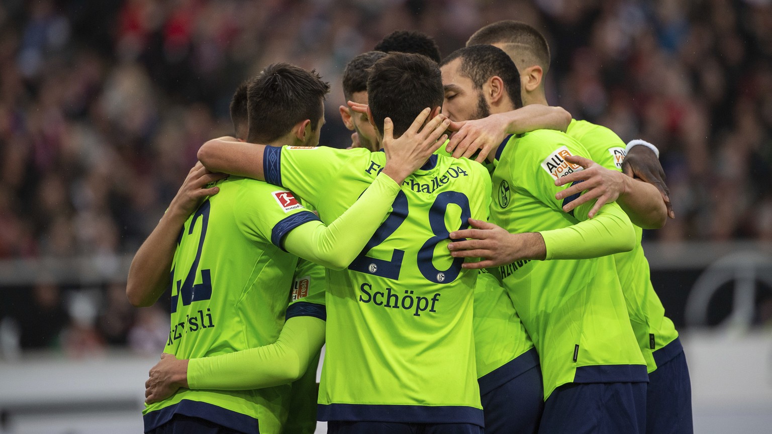 Schalke&#039;s players celebrate the opening goal scored by Steven Skrzybski during the German Bundesliga soccer match between VfB Stuttgart and FC Schalke 04 in Stuttgart, Germany, Saturday, Dec. 22, ...