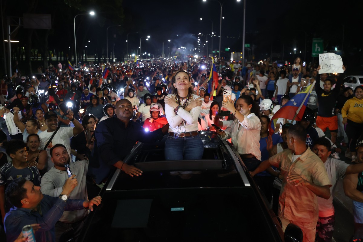 epa13332077 Venezuelan opposition leader and 2025 Nobel Peace Prize laureate Maria Corina Machado (C) greets supporters in Caracas, Venezuela, 25 October 2026. Machado traveled through northern Venezu ...