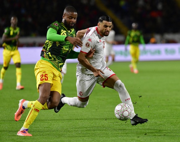 epa12624157 Ousmane Camara (L) of Mali and Mohamed Belhadj Mahmoud of Tunisia in action during the CAF Africa Cup of Nations 2025, Round of 16 match between Mali and Tunisia in Casablanca, Morocco, 03 ...