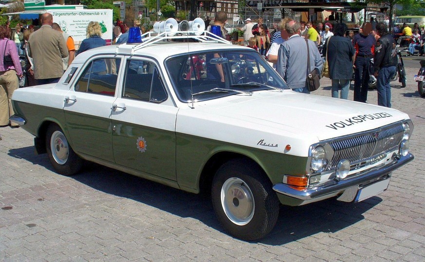 Streifenwagen der ehemaligen Volkspolizei der Bauart GAZ-24 Wolga auf einer Ausstellung alter Kraftfahrzeuge (oder auch sogenannter Oldtimer)
https://de.wikipedia.org/wiki/Streifenwagen#/media/Datei:W ...