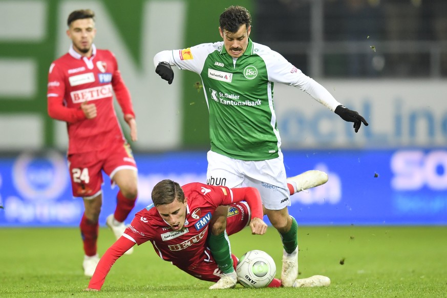 St. Gallens Tranquillo Barnetta, oben, gegen Sions Quentin Maceiras, beim Schweizer Cup Achtelfinal Spiel zwischen dem FC St. Gallen und dem FC Sion, am Donnerstag, 1. November 2018, im Kybunpark in S ...