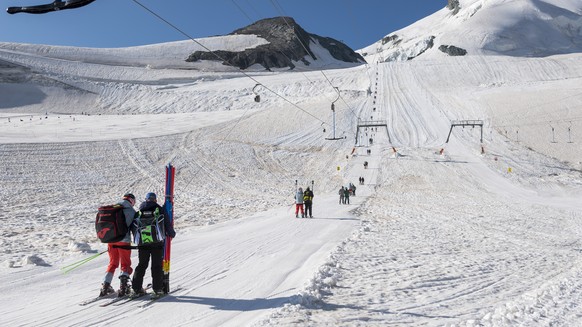 ARCHIV -- Des skieurs s&#039;entrainent sur la neige pendant l&#039;ete ce jeudi 25 juillet 2019 sur le glacier Allalin a Saas-Fee. Pour la premiere fois, le glacier de Saas-Fee sera ferme aux tourist ...