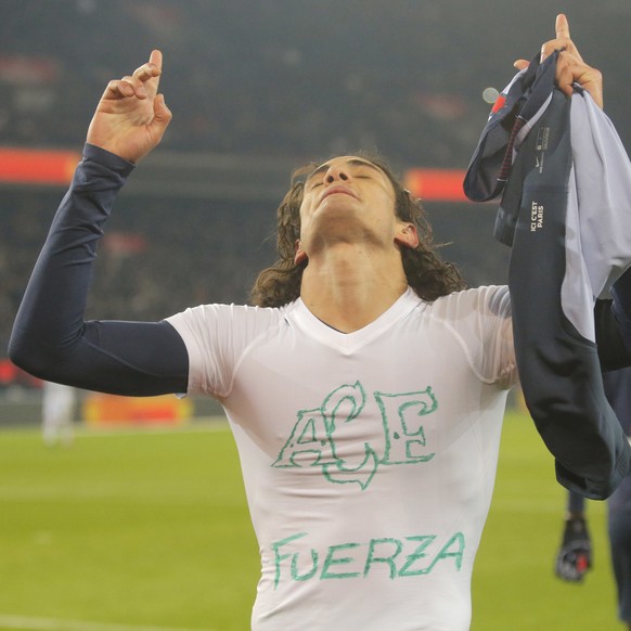 PSG&#039;s Edinson Cavani celebrates his penalty during a French League One soccer match Paris-Saint-Germain against Angers at Parc des Princes stadium in Paris, Wednesday, Nov. 30, 2016. Shirt show t ...