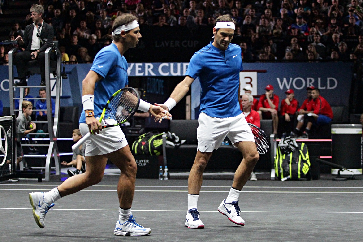 epa06222693 Switzerland&#039;s Roger Federer (R) and Spanish Rafael Nadal (L) of the Team Europe in action during the Laver Cup tennis tournament in Prague, Czech Republic, 23 September 2017. The firs ...