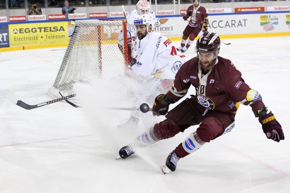 Lakers' defender Leandro Profico, left, vies for the puck with Geneve-Servette's defender Simon Le Coultre, right, during a National League regular season game of the Swiss Championship between Geneve ...