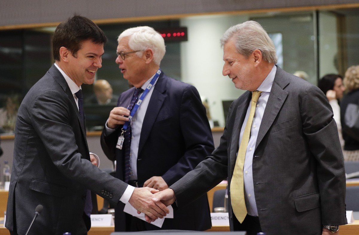 epa10299323 Czech Republic's Deputy Finance Minister and Chief Negotiator for the European Union Budget 2023, Jiri Georgiev (L) and EU Commissioner for Budget Johannes Hahn (R) at the start of a  ...