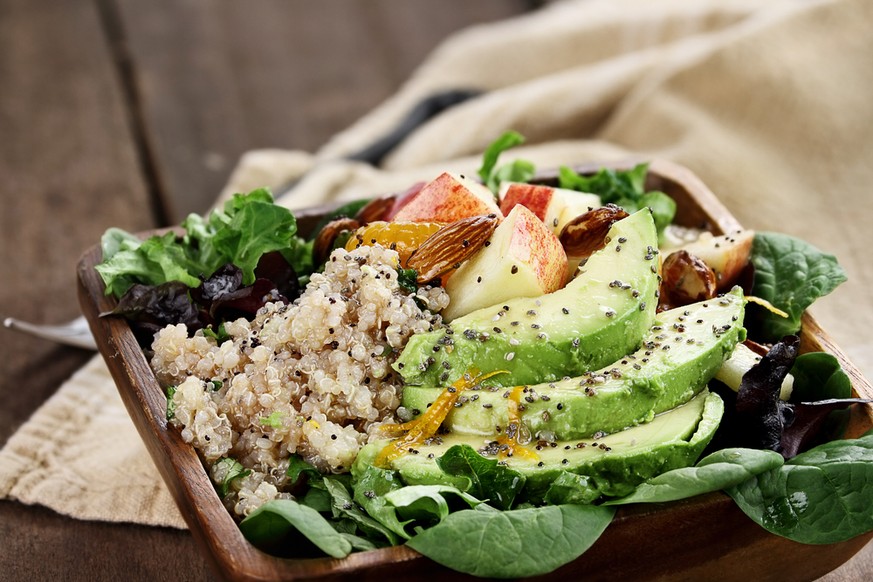 Quinoa-Avocado-Salat mit Chia-Samen und Apfel: Hipster-Küche, ahoi!