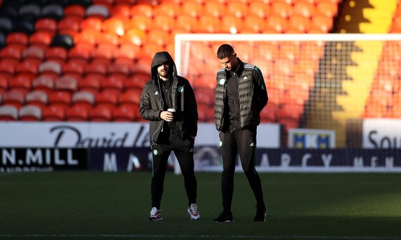 Albian Ajeti mit Kaffee auf dem Rasen.