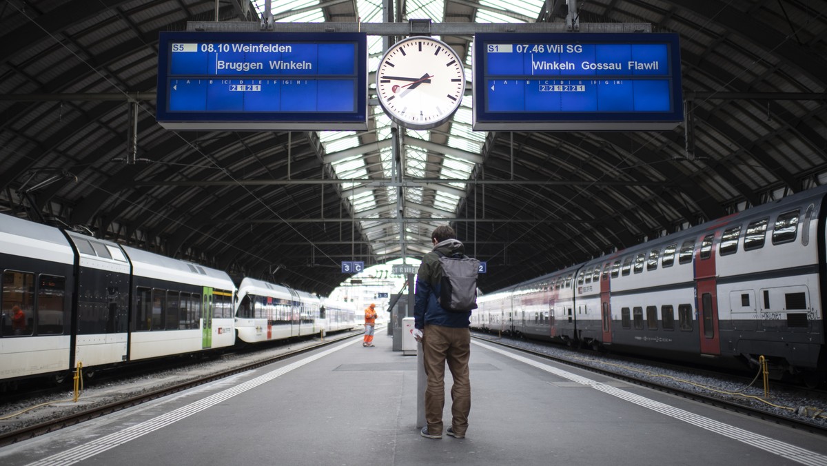 Ein Pendler am Bahnhof, am Montag, 23. Maerz 2020, in St. Gallen. Die SBB und regionale Transportunternehmen reduzieren wegen der Coronavirus-Krise schrittweise den Fahrplan. (KEYSTONE/Gian Ehrenzelle ...