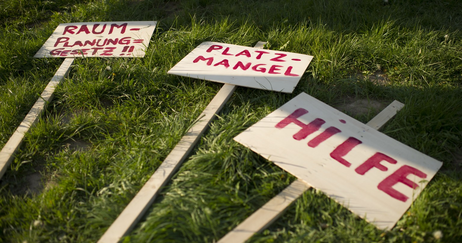 Schilder mit Slogans der Fahrenden.&nbsp;