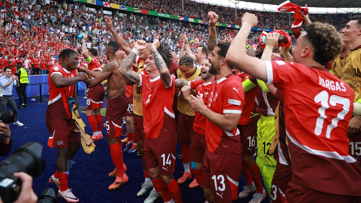 epa11445759 Players of Switzerland celebrate after winning the UEFA EURO 2024 Round of 16 soccer match between Switzerland and Italy, in Berlin, Germany, 29 June 2024. EPA/CLEMENS BILAN
