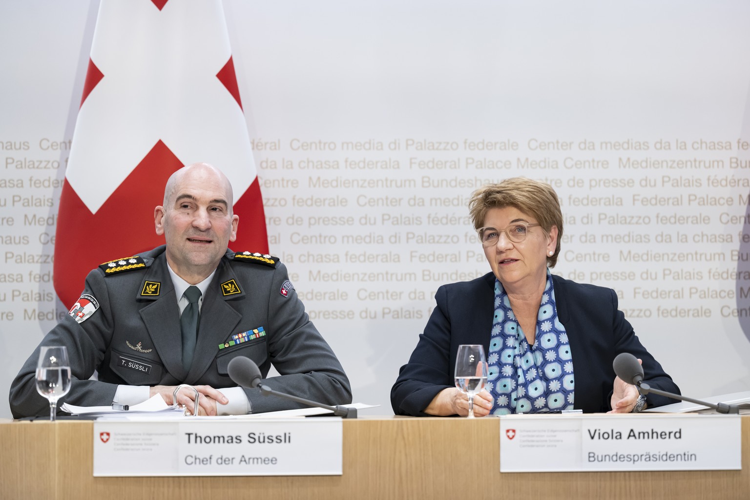 Bundespraesidentin Viola Amherd, rechts, spricht neben Korpskommandant Thomas Suessli, Chef der Armee, links, an einer Medienkonferenz zur Armeebotschaft 2024, am Mittwoch, 14. Februar 2024, im Medien ...