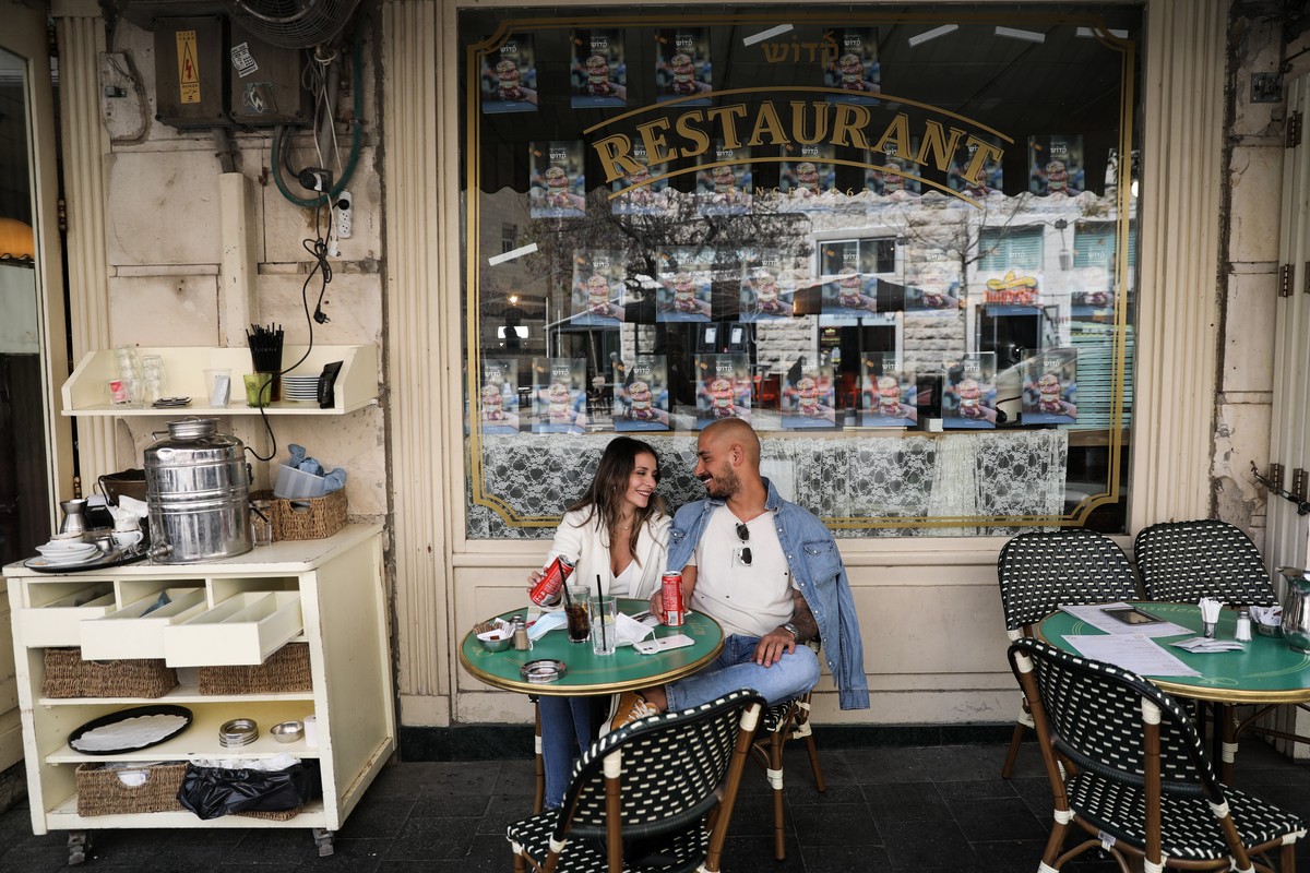 epa09063609 People sit in a re-opened restaurant in downtown Jerusalem, 09 March 2021. Israeli government approved the easing of coronavirus restrictions allowing bars, restaurants, event halls, sport ...