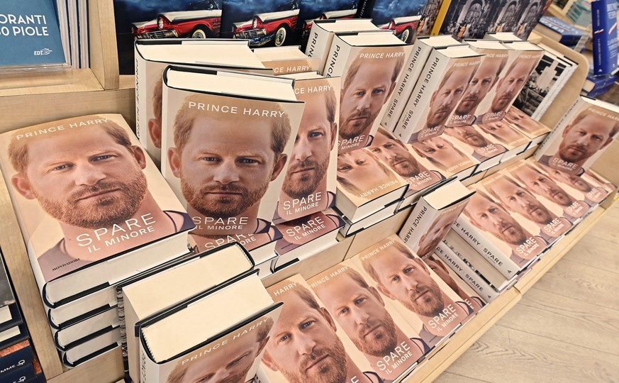 epa10400220 Copies of Prince Harry&#039;s memoir &#039;Spare&#039; are displayed at the Mondadori bookstore in Viotti street, in Turin, Italy, 11 January 2023. The publisher of the autobiography says  ...