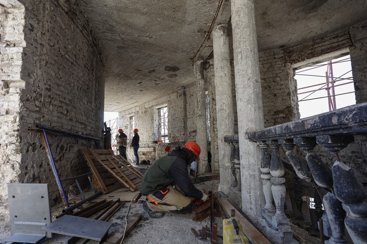 epa11259090 Russian specialists work on rebuilding the Drama Theatre in Mariupol, Donetsk region, Russia-controlled part of Ukraine, 04 April 2024. The theater was destroyed during the battle for Mari ...