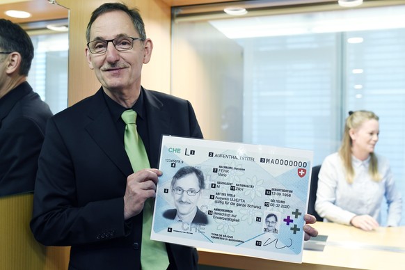 Der Zuercher Regierungsrat Mario Fehr mit seinem Auslaenderausweis an einer Medienkonferenz In Zuerich am Dienstag. 4. Februar 2020. (KEYSTONE/Walter Bieri)