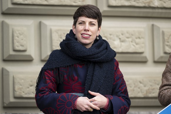 Lisa Mazzone, Praesidentin der Gruenen Partei,, spricht waehrend der Einreichung der Petition &quot;Retten wir die Nachtzuege!&quot; mit 58&#039;640 Unterschriften, an die Bundeskanzlei, am Mittwoch,  ...