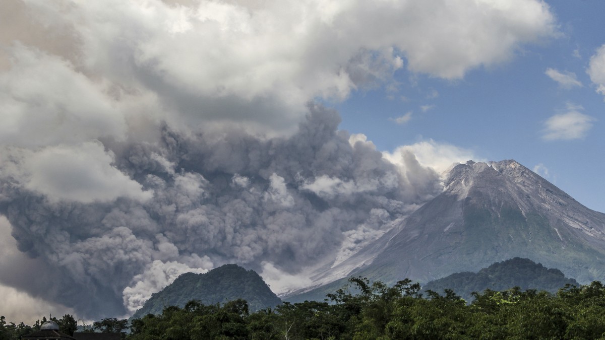 Lava mengalir dari gunung berapi di Indonesia