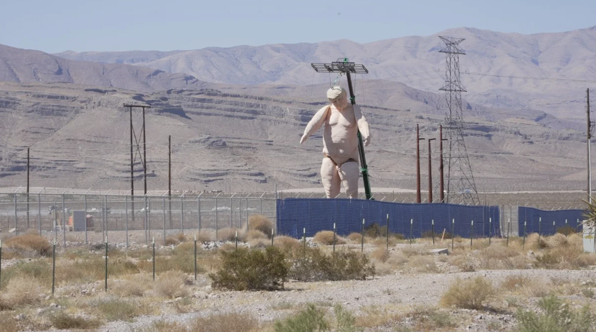 Une statue nue de Trump de 13 mètres assemblée non loin de Las Vegas suscite la controverse depuis quelques jours.