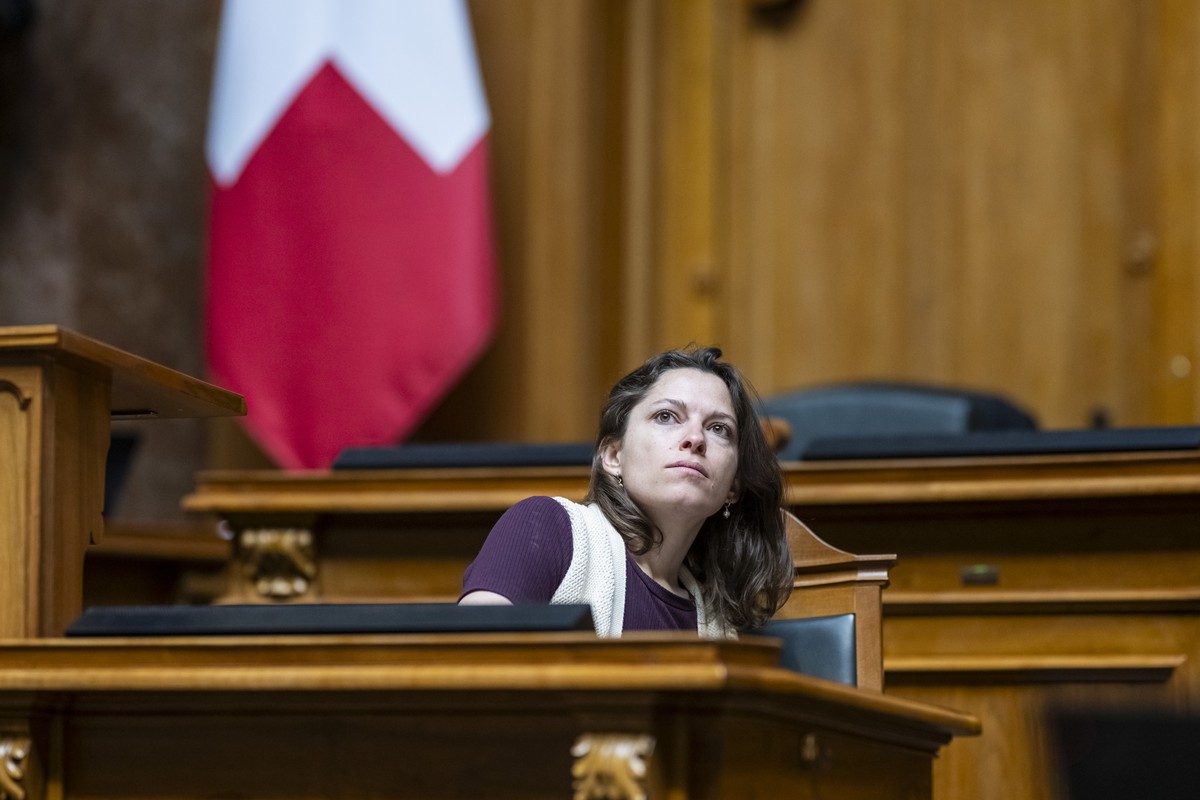 SP Co-Praesidentin Mattea Meyer, SP-ZH, wartet auf ihren Einsatz, zur Demokratie-Initiative zu sprechen, an der Sondersession des Nationalrates, am Donnerstag, 30. April 2026 im Nationalrat in Bern. ( ...