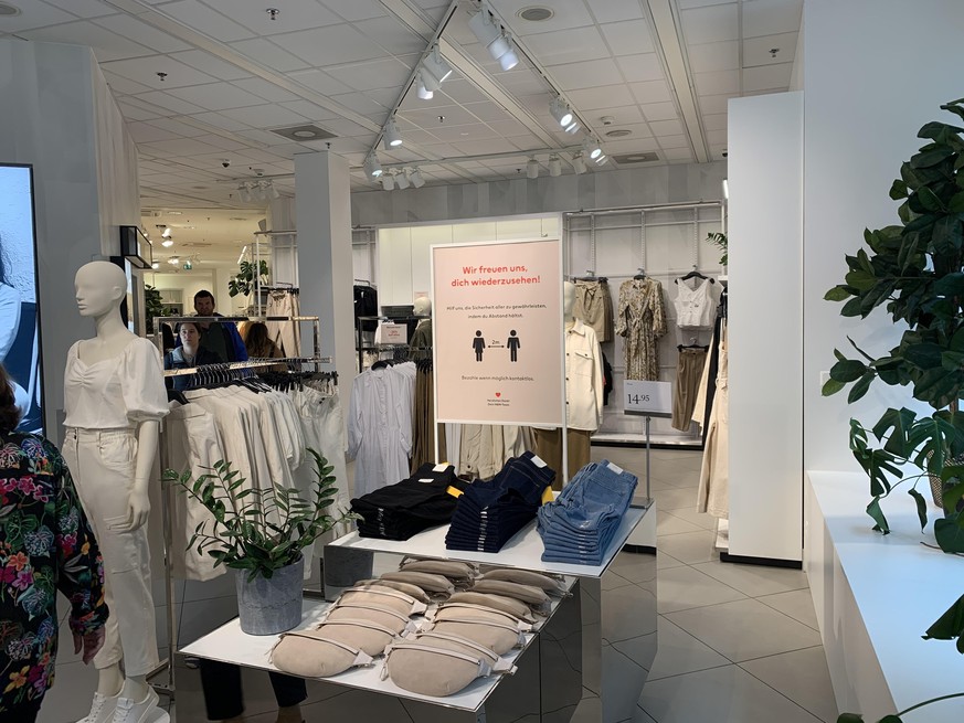 Die Kleiderständer sind im H&amp;M weiter auseinander gestellt, damit die Store-Besucher den Mindestabstand einhalten können.