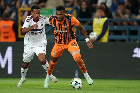 epa12314999 Alisson Santana (R) of Shakhtar Donetsk and Lilian Njoh (L) of Servette FC in action during UEFA Conference League qualifiers fourth round, first leg match between Shakhtar Donetsk and Ser ...