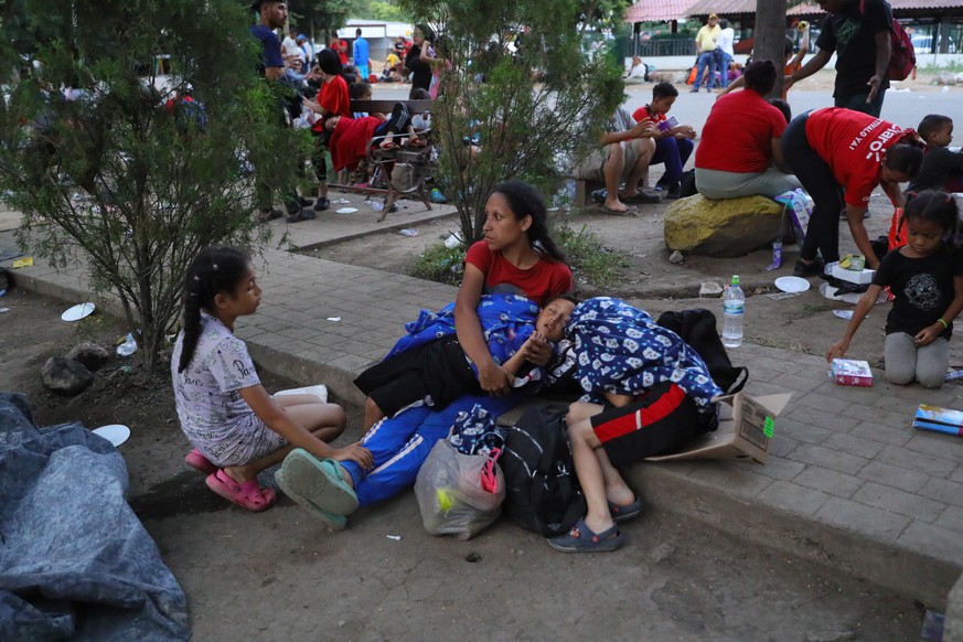 epa10819001 Venezuelan migrants rest in Danli, Honduras, 24 August 2023. Hundreds of migrants camp precariously in the center of Danli, overwhelmed by the massive mobility of people crossing Central A ...