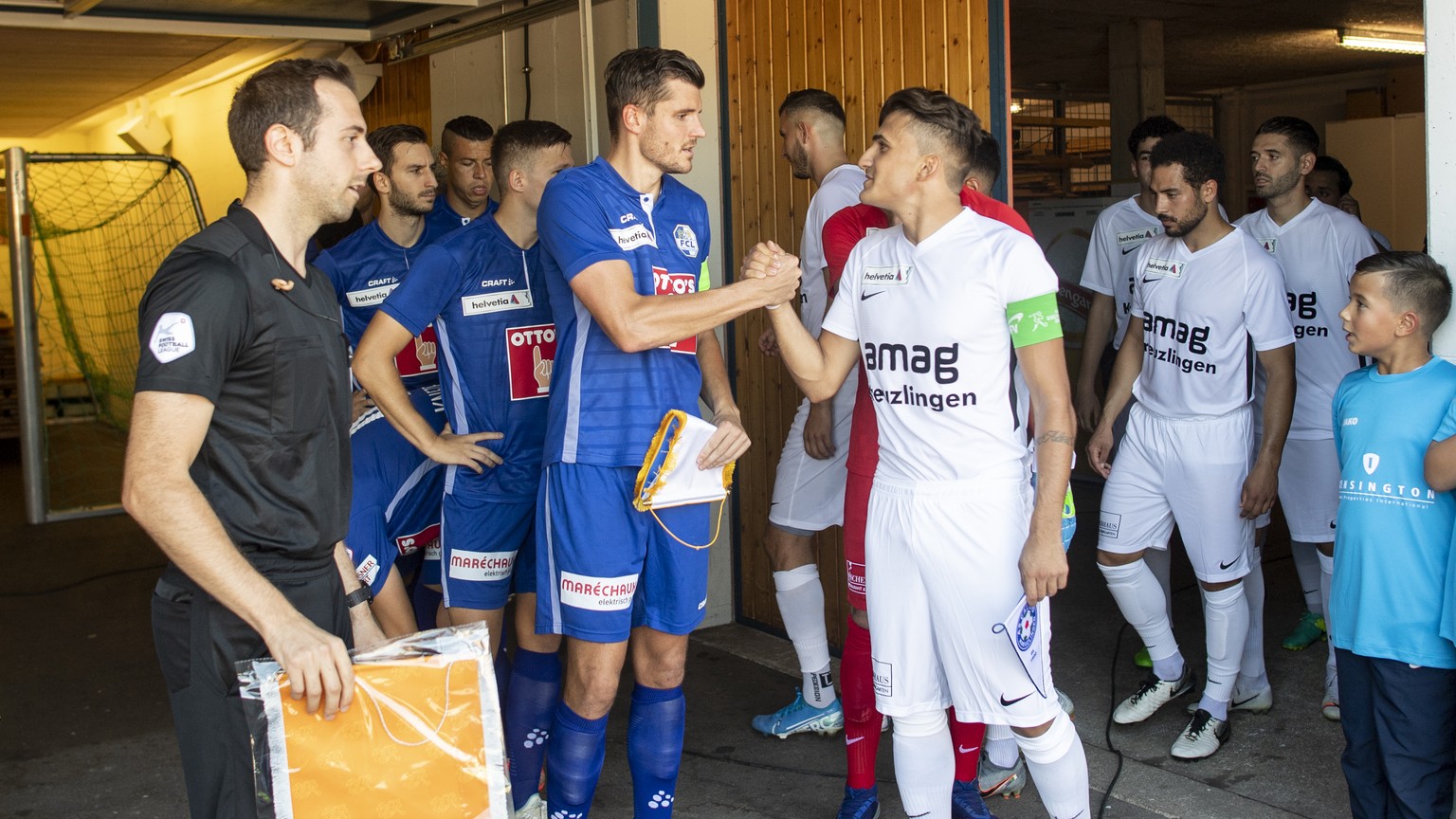 Luzerns Pascal Schuerpf, links, gruesst Kreuzlinger Andrea Patelli, rechts, im Fussball Schweizer Cup in der ersten Runde zwischen dem AS Calcio Kreuzlingen und dem FC Luzern auf der Sportanlage Burge ...