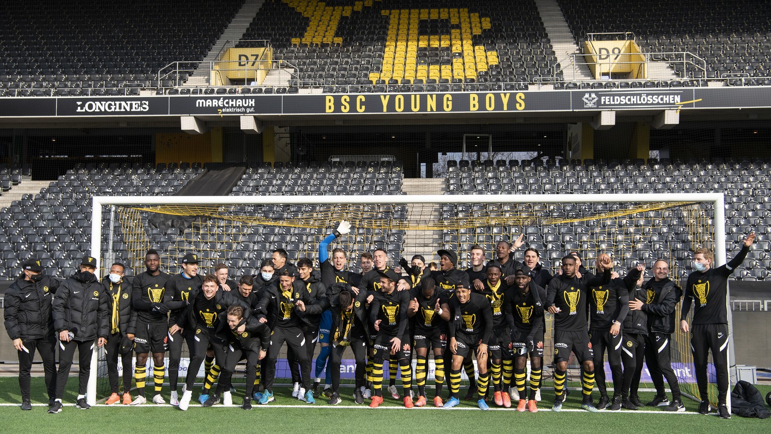 YBs Spieler und Staff feiern den Meistertitel im Fussball Meisterschaftsspiel der Super League zwischen den Berner Young Boys und dem FC Lugano, am Sonntag, 18. April 2021, im Stadion Wankdorf in Bern ...