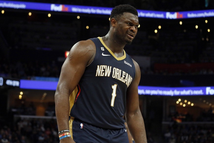 NBA, Basketball Herren, USA New Orleans Pelicans at Memphis Grizzlies Dec 31, 2022 Memphis, Tennessee, USA New Orleans Pelicans forward Zion Williamson 1 reacts after a goal tending call during the se ...