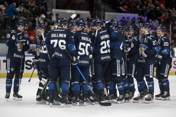 epa12592225 Players of Finland celebrate scoring the 3-4 goal during the Euro Hockey Tour game between Switzerland and Finland, in Zurich, Switzerland, 14 December 2025. EPA/ANDREAS BECKER