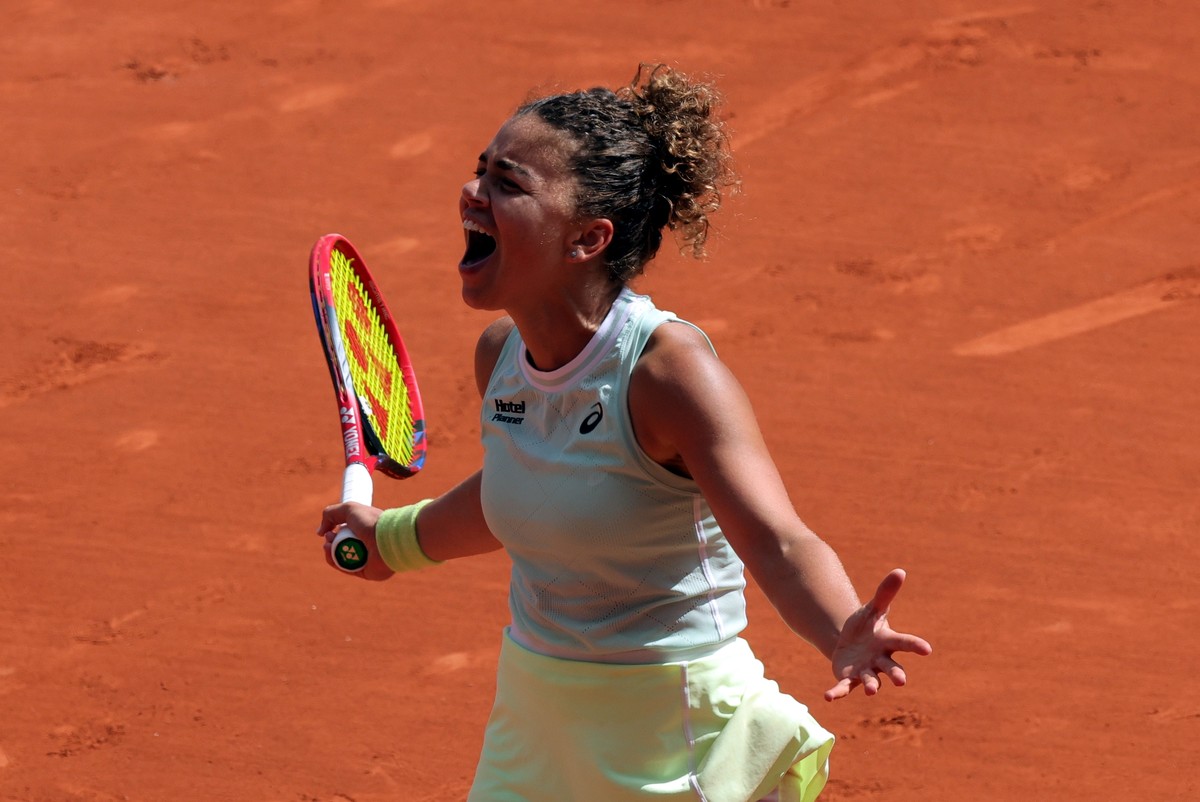 epa11391338 Jasmine Paolini of Italy celebrates winning her Women's Singles quarterfinal match against Elena Rybakina of Kazakhstan during the French Open Grand Slam tennis tournament at Roland G ...