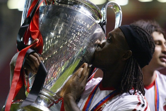 Dutch midfielder Clarence Seedorf of AC Milan kisses the Champions League trophy after his team won against Juventus Turin during their Champions League soccer final in Manchester, Wednesday 28 May 20 ...